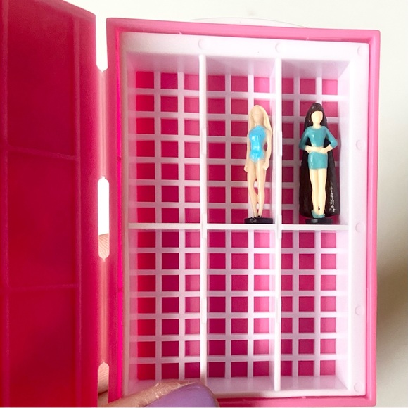 World's Smallest Barbie Fashion Case Miniature + 2 Micro Figures - Picture 2 of 3